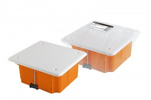 TDM коробка распред.92х92х45мм СУ для полых стен, пласт.лапки, крышка, IP20 (126) SQ1403-1022 (арт. 559110)